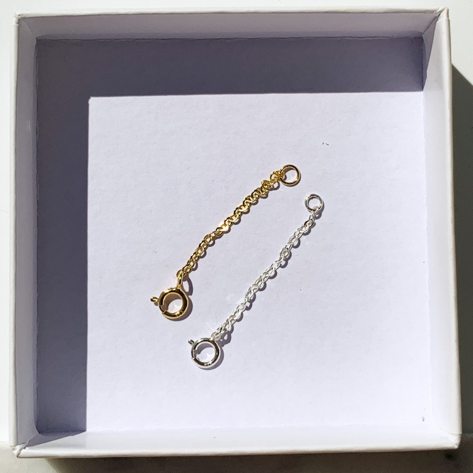Rallonges de collier dorée et argentée dans un coffret blanc, accessoire bijou pour femme. Idée cadeau. Koolkado.